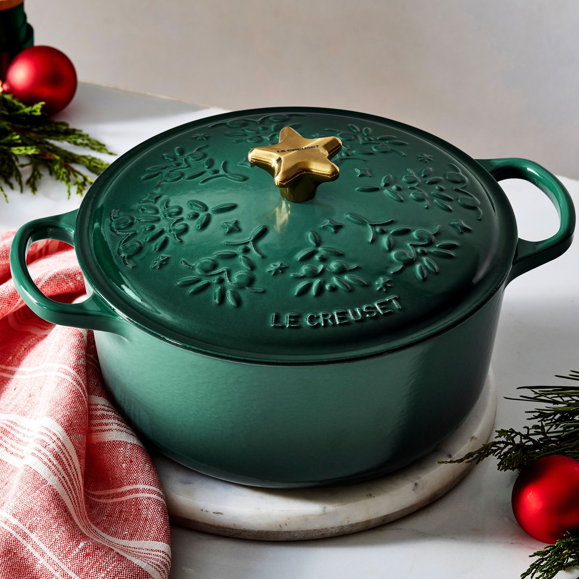 Le Creuset - Round Casserole with Gold Star Knob 24 cm - Noel Artichaut