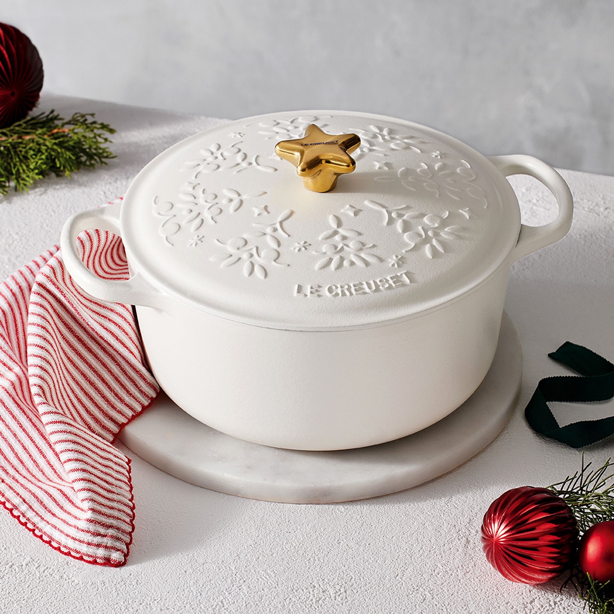 Le Creuset - Bräter Noel 24 cm - Goldknopf und Relief - Noel Cotton