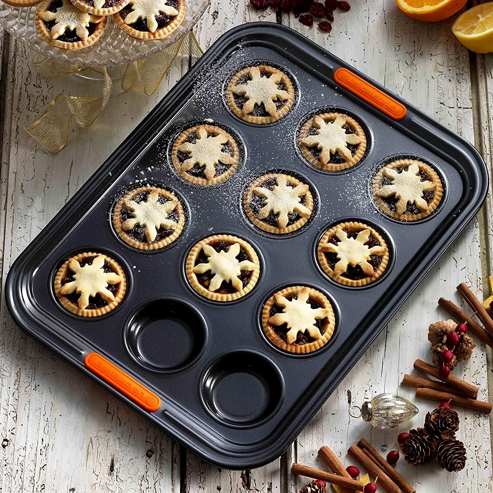 Le Creuset - 12 Cup Bun Tray